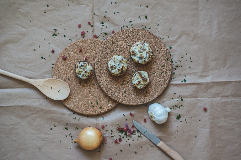 Kleine herzhafte Leckerbissen: Gefüllte Champignons – Schwesternduett Kleine herzhafte Leckerbissen: Gefüllte Champignons – Schwesternduett