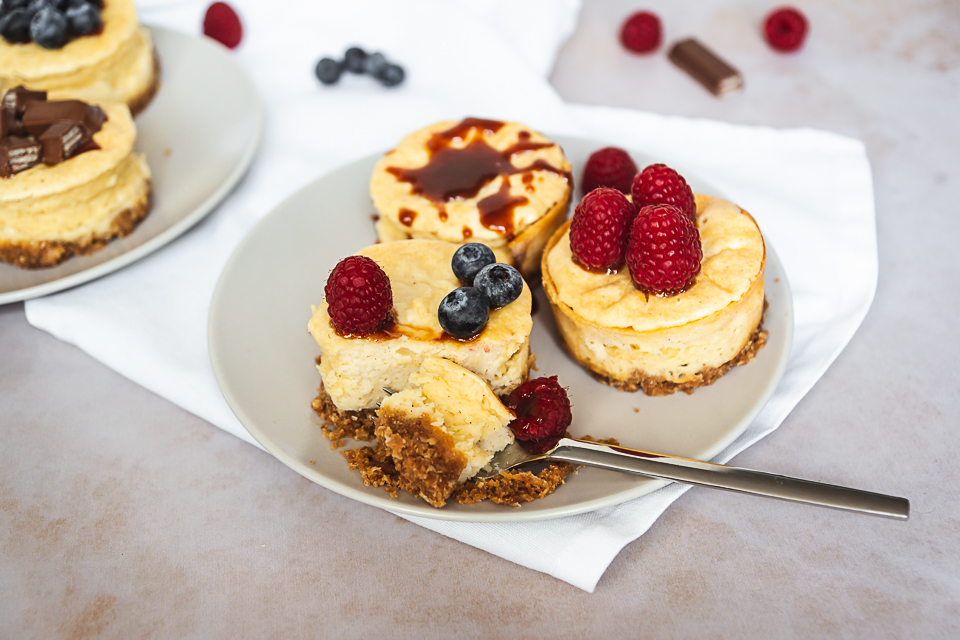 Kleine Cheesecakes mit Früchten, Schokolade und Karamell – Schwesternduett