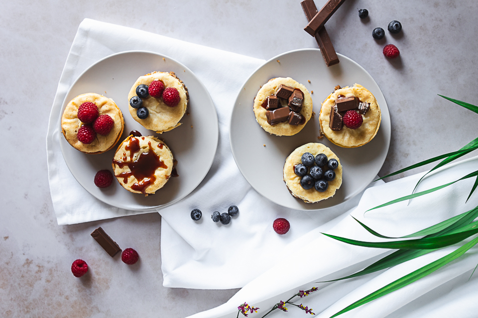 Kleine Cheesecakes mit Früchten, Schokolade und Karamell – Schwesternduett