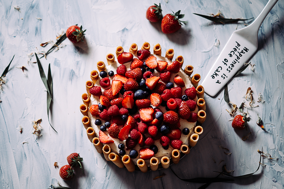Schoko-Nuss-Törtchen mit Sommer-Beeren – Schwesternduett