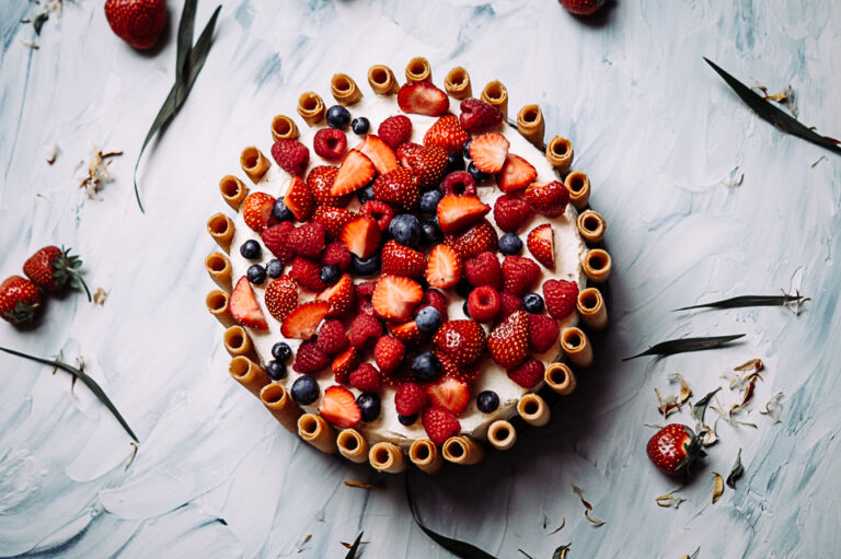 Schoko-Nuss-Törtchen mit Sommer-Beeren – Schwesternduett
