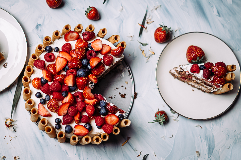 Schoko-Nuss-Törtchen mit Sommer-Beeren – Schwesternduett